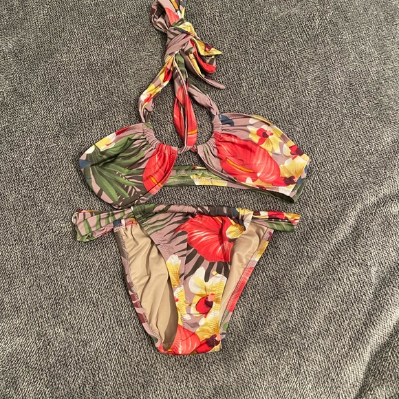 Floral strappy bikini
